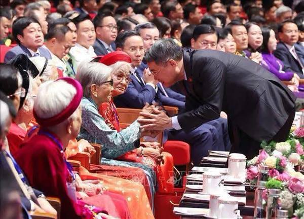 HỘI NGHỊ TRI ÂN NGƯỜI CÓ CÔNG VỚI CÁCH MẠNG: ẤM ÁP NGHĨA TÌNH