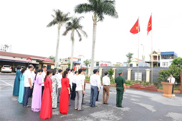 ĐẢNG ỦY - HĐND - UBND - ỦY BAN MTTQ VIỆT NAM
PHƯỜNG BẠCH ĐẰNG TỔ CHỨC LỄ CHÀO CỜ ĐẦU THÁNG 8/2026
