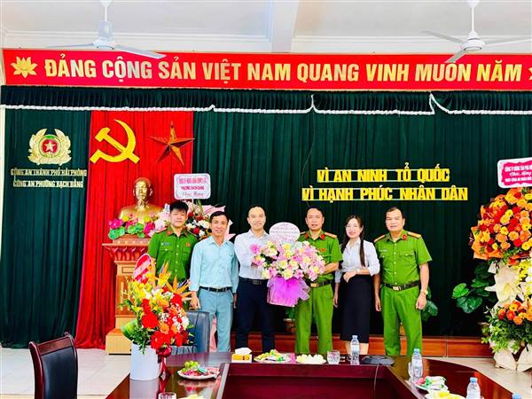 PHÒNG VĂN HÓA - XÃ HỘI PHƯỜNG CHÚC MỪNG KỶ NIỆM 81 NĂM NGÀY TRUYỀN THỐNG CÔNG AN NHÂN DÂN VIỆT NAM