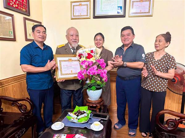 TRAO TẶNG HUY HIỆU 75 NĂM TUỔI ĐẢNG CHO ĐẢNG VIÊN NGUYỄN BÁ KHANG