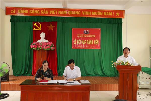 ĐỒNG CHÍ  TRẦN HUY KIÊN - BÍ THƯ ĐẢNG ỦY,  CHỦ TỊCH HĐND PHƯỜNG BẠCH ĐẰNG DỰ SINH HOẠT CHI BỘ TẠI TDP MINH TÂN VÀ TDP GIÁ