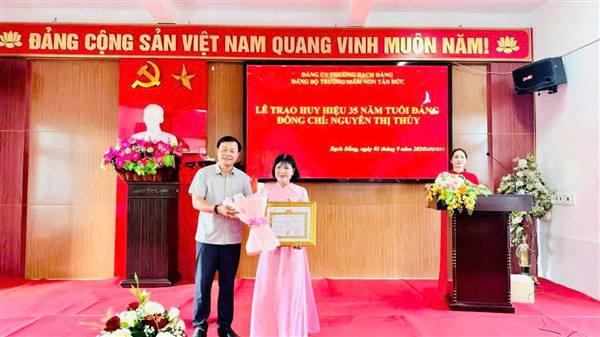 ĐẢNG BỘ TRƯỜNG MẦM NON TÂN ĐỨC VINH DỰ ĐÓN TIẾP ĐỒNG CHÍ NGUYỄN HOÀNG MINH PHÓ BÍ THƯ ĐẢNG UỶ - CHỦ TỊCH UBND PHƯỜNG DỰ SINH HOẠT THÁNG 9 VÀ CÔNG BỐ CÁC QUYẾT ĐỊNH QUAN TRỌNG
