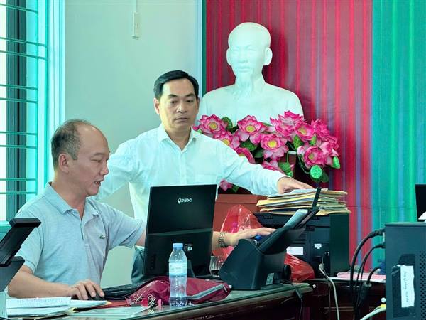 THƯỜNG TRỰC ĐẢNG ỦY PHƯỜNG BẠCH ĐẰNG KIỂM TRA, ĐỘNG VIÊN TỔ CÔNG TÁC SỐ HÓA HỒ SƠ CÁN BỘ, ĐẢNG VIÊN