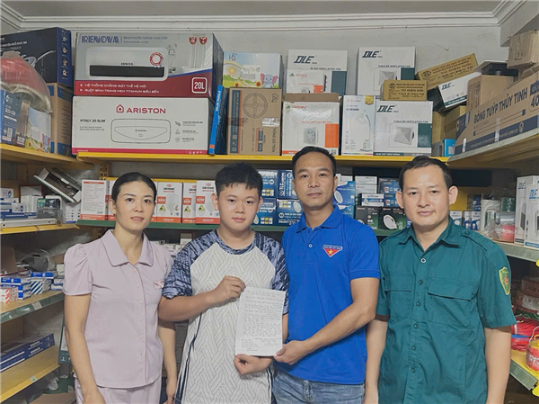 Thanh niên xã Bình Giang hăng hái viết đơn tình nguyện nhập ngũ