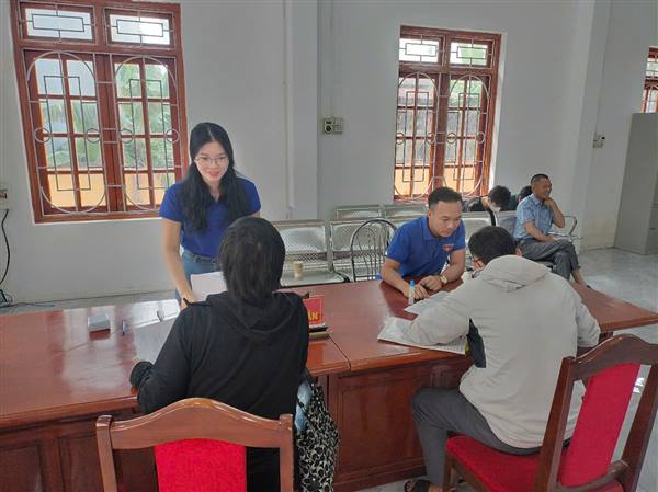 Trung tâm phục vụ Hành chính công xã Bình Giang hoạt động với phương châm “Lấy sự hài lòng của người dân và doanh nghiệp làm trung tâm phục vụ”
