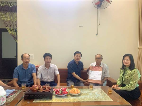 Lãnh đạo xã Bình Giang thăm, tặng quà các đối tượng chính sách, người có công, thân nhân Liệt sỹ tiêu biểu dịp Quốc khánh 2/9