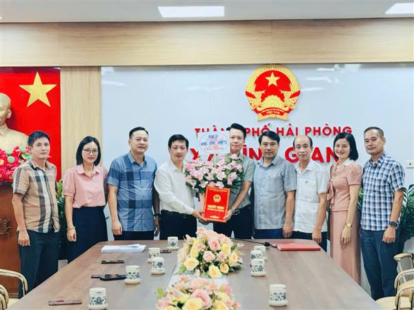 Công bố Quyết định Điều động, bổ nhiệm Chánh Văn phòng HĐND&UBND xã Bình Giang