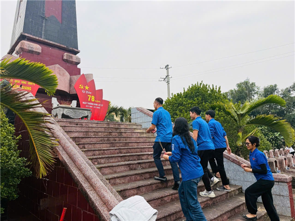 Đoàn TNCS HCM xã Bình Giang phối hợp với LLVT và các trường THCS trên địa bàn xã tổ chức dọn dẹp, vệ sinh, chỉnh trang các Nghĩa trang Liệt sĩ nhân dịp đón Tết Nguyên đán Bính Ngọ 2026 
