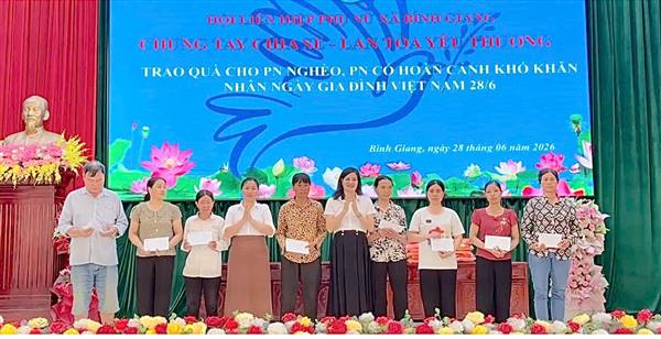 HỘI LHPN XÃ BÌNH GIANG TRAO QUÀ CHO HỘI VIÊN PHỤ NỮ VÀ TRẺ EM CÓ HOÀN CẢNH KHÓ KHĂN NHÂN THÁNG HÀNH ĐỘNG VÌ TRẺ EM VÀ NGÀY GIA ĐÌNH VIỆT NAM 28/6