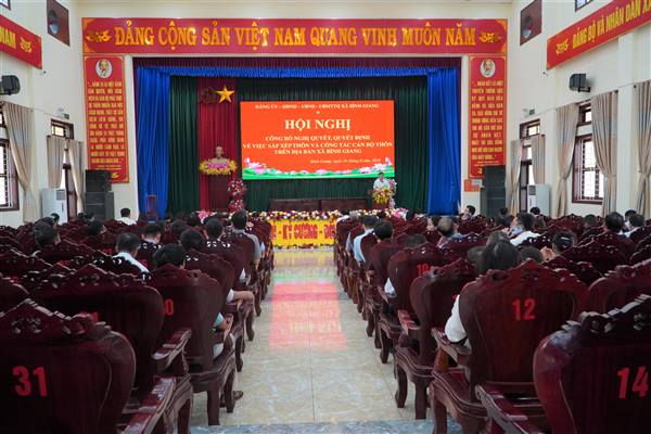 Xã Bình Giang công bố nghị quyết, quyết định về việc sắp xếp thôn và công tác cán bộ thôn trên địa bàn