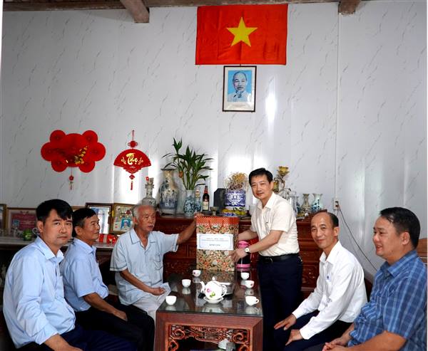 ĐOÀN LÃNH ĐẠO XÃ BÌNH GIANG THĂM, TẶNG QUÀ CÁC GIA ĐÌNH NGƯỜI CÓ CÔNG TIÊU BIỂU NHÂN DỊP KỶ NIỆM 79 NĂM NGÀY THƯƠNG BINH LIỆT SĨ (27/7/1947 – 27/7/2026)