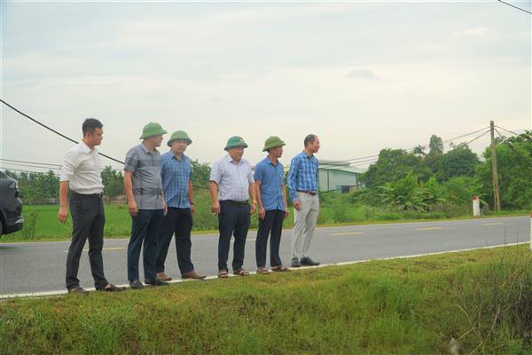 Lãnh đạo Đảng ủy - HĐND - UBND xã Bình Giang kiểm tra địa bàn sau cơn bão số 4