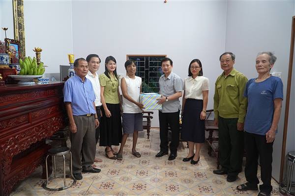 Bình Giang trao hỗ trợ xây, sửa nhà cho các gia đình có người bị nhiễm chất độc hoá học - Dioxin 