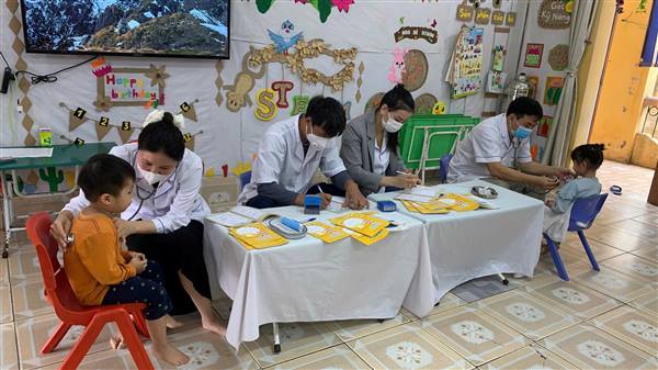 Trường Mầm non Cẩm Giang kết hợp với Trạm Y tế Cẩm Giang số 1 tổ chức khám sức khỏe định kỳ lần 1 cho trẻ năm học 2025-2026