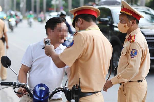 CSGT toàn quốc đồng loạt ra quân kiểm tra nồng độ cồn