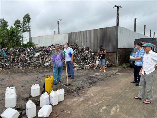 Cẩm Giang triển khai phun chế phẩm sinh học khử khuẩn và xử lý rác thải trên toàn xã