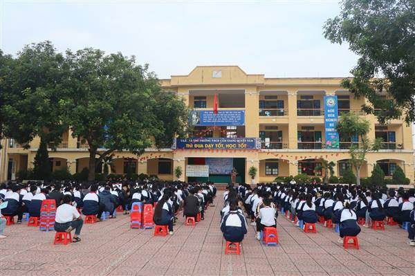  Trường Trung học cơ sở Cẩm Giang tổ chức sinh hoạt ngoại khóa chống bạo lực học đường - Tệ nạn ma túy, thuốc lá, thuốc lá điện tử trong trường học và luật an toàn giao thông