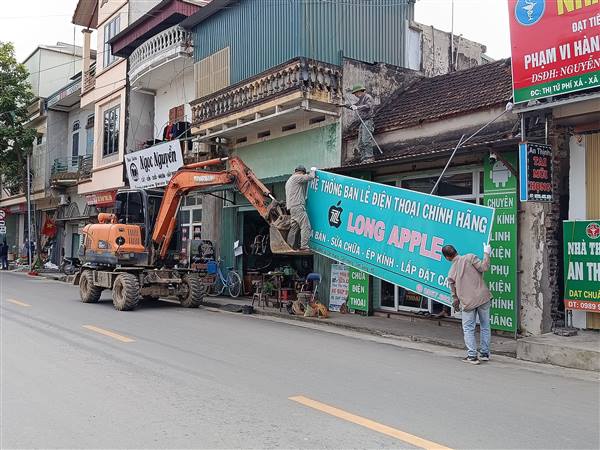 UBND XÃ CẨM GIANG GIẢI TỎA VI PHẠM HÀNH LANG ATGT TRÊN ĐƯỜNG 394C và 196