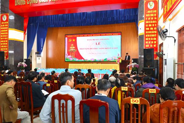 Đảng ủy xã Cẩm Giang trang trọng tổ chức Lễ trao tặng Huy hiệu Đảng đợt 07/11/2025