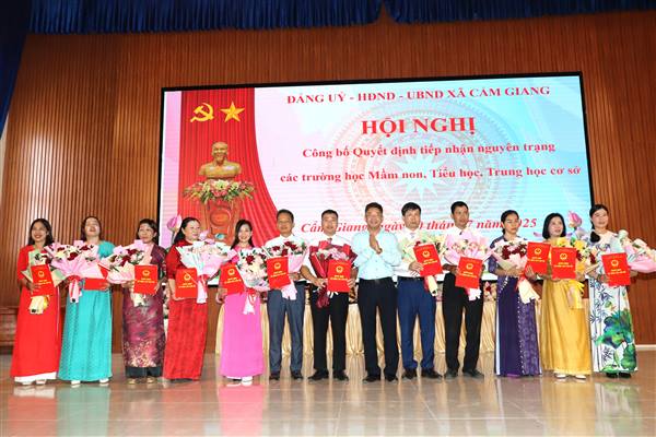 UBND xã Cẩm Giang tổ chức Hội nghị công bố quyết định tiếp nhận nguyên trạng và bổ nhiệm cán bộ lãnh đạo, quản lý các trường học trên địa bàn xã