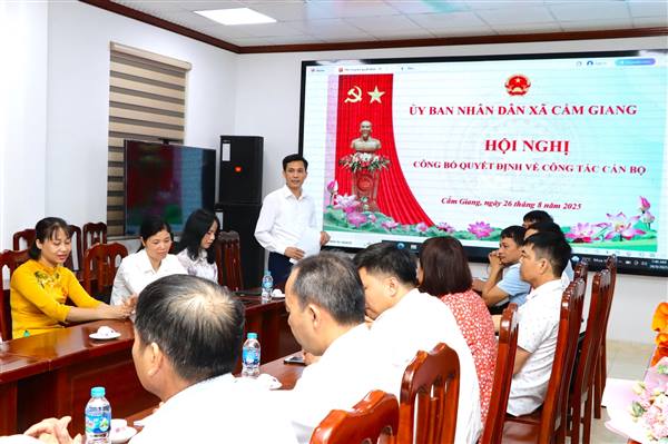 UBND xã Cẩm Giang tổ chức Hội nghị công bố Quyết định về công tác cán bộ