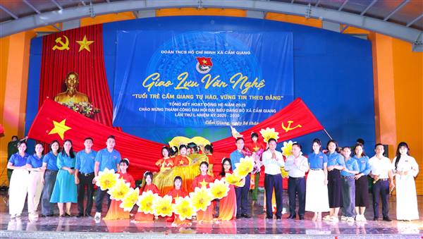 Đoàn Thanh niên xã Cẩm Giang tổ chức giao lưu văn nghệ chào mừng thành công Đại hội Đảng bộ xã lần thứ I