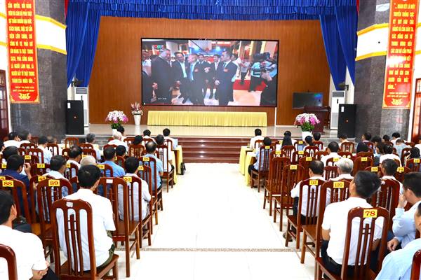 Xã Cẩm Giang tổ chức hội nghị trực tuyến quán triệt, triển khai các nghị quyết của Bộ Chính trị