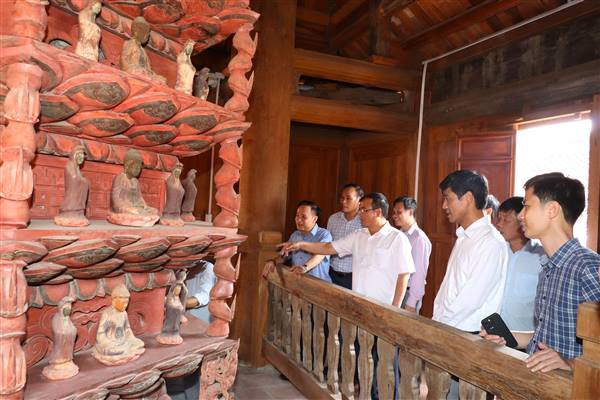 Đồng chí Nguyễn Minh Hùng – Phó Chủ tịch UBND thành phố Hải Phòng thăm, dâng hương tại Di tích quốc gia đặc biệt Chùa Giám