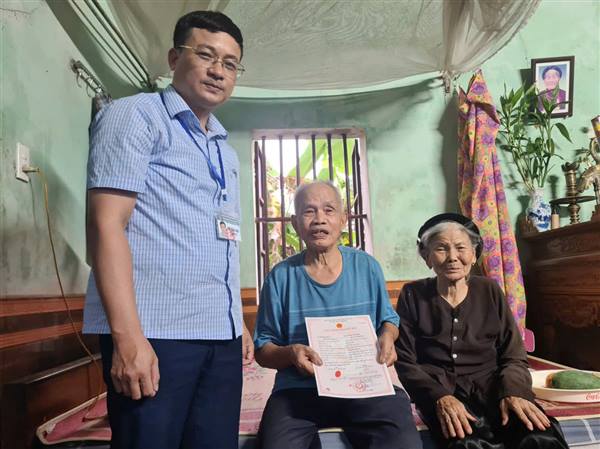 Cẩm Giang: Tiếp nhận và trả kết quả giải quyết thủ tục hành chính tại nhà cho người dân khó khăn trong đi lại