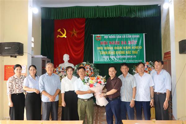 Hội Nông dân xã Cẩm Giang tổ chức Hội nghị ra mắt mô hình “Cánh đồng không rác thải” tại thôn Thích Lỗi – xã Cẩm Giang