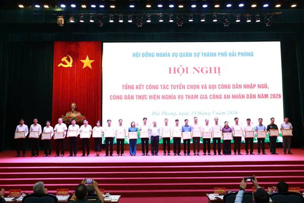 xã Cẩm Giang, thành phố Hải Phòng: Đồng chí Vương Đức Dũng - Phó Bí thư Đảng uỷ, Chủ tịch UBND xã, Chủ tịch Hội đồng nghĩa vụ quân sự xã được Chủ tịch UBND thành phố Hải Phòng tặng Bằng khen