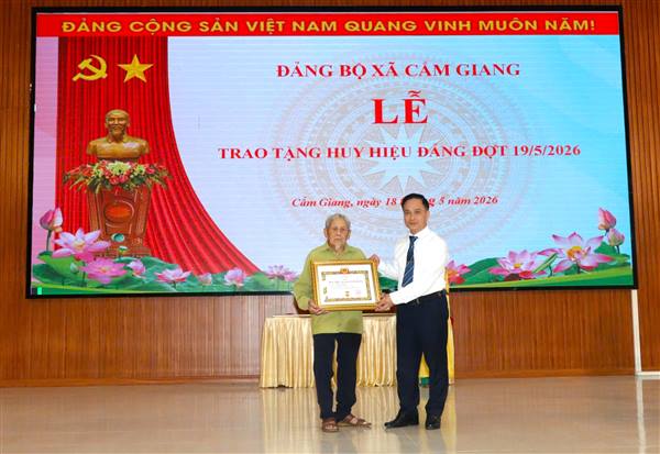 Đảng bộ xã Cẩm Giang tổ chức lễ trao tặng huy hiệu Đảng đợt 19/5/2026.