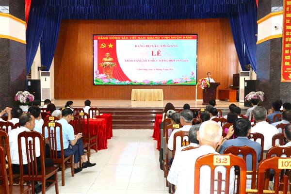 Đảng bộ xã Cẩm Giang tổ chức Lễ trao tặng Huy hiệu Đảng đợt 19/5/2026
