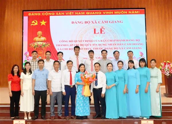 Lễ công bố quyết định thành lập Chi bộ Quỹ Tín dụng nhân dân Cẩm Hoàng