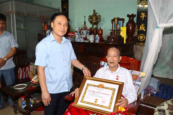 Xã Cẩm Giang tổ chức trao tặng Huy hiệu 70 năm, 65 năm và 60 năm tuổi Đảng cho các đảng viên trên địa bàn xã. 