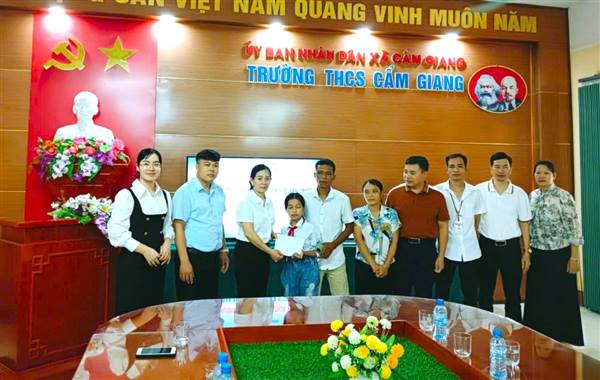 Trường THCS Cẩm Giang trao tặng quà cho học sinh có hoàn cảnh đặc biệt khó khăn của nhà trường