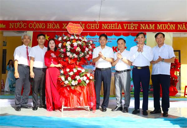 Trường THCS Định Sơn tổ chức Lễ tổng kết năm học 2025 – 2026 và đón nhận Bằng công nhận trường đạt chuẩn quốc gia mức độ 1