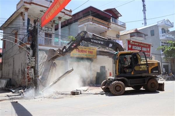 Xã Cẩm Giang ra quân giải tỏa vi phạm hành lang an toàn giao thông trên tuyến đường tỉnh ĐT394C