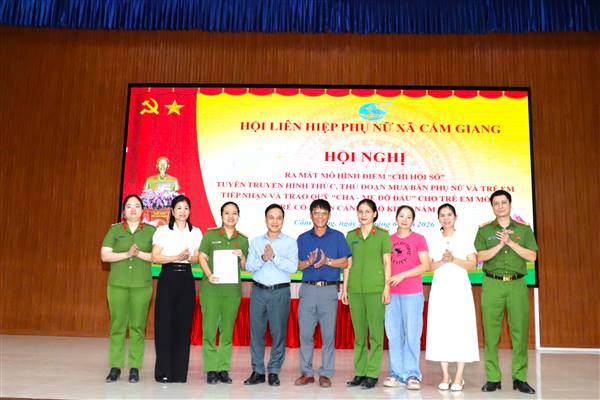 Xã Cẩm Giang tổ chức Hội nghị ra mắt mô hình điểm “Chi Hội Số” Tuyên truyền hình thức, thủ đoạn mua bán phụ nữ và trẻ em và tiếp nhận, trao Quỹ “Cha Mẹ Đỡ Đầu” cho trẻ em mồ côi, trẻ em có hoàn cảnh khó khăn trên địa bàn xã