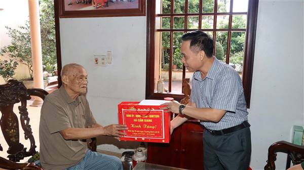 Xã Cẩm Giang thăm, tặng quà gia đình chính sách, người có công nhân kỷ niệm 79 năm Ngày Thương binh - Liệt sĩ (27/7/1947 - 27/7/2026)