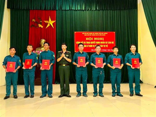 BAN CHỈ HUY QUÂN SỰ XÃ CẨM GIANG TRAO QUYẾT ĐỊNH MIỄN NHIỆM, BỔ NHIỆM THÔN ĐỘI TRƯỞNG