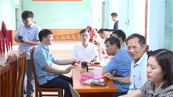 Xã Cẩm Giang đưa dịch vụ hành chính công đến tận nhà văn hóa thôn