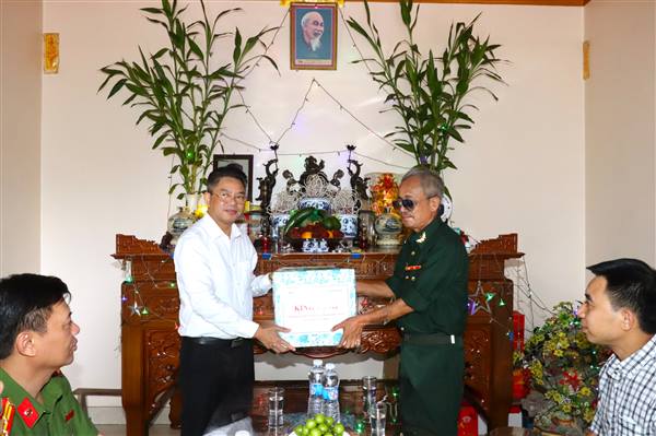 Đảng ủy xã Cẩm Giang tổ chức thăm, tặng quà người có công theo ủy quyền của đồng chí Giám đốc Công an thành phố Hải Phòng