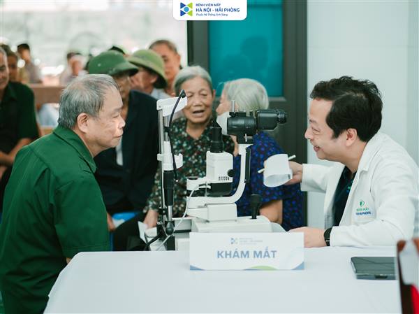 Trạm Y tế xã Cẩm Giang phối hợp khám, phát hiện các bệnh về mắt cho người có công  nhân kỷ niệm 79 năm ngày Thương Binh - Liệt Sĩ 27 /7
