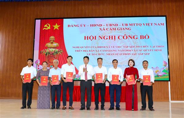 CẨM GIANG CÔNG BỐ NGHỊ QUYẾT SẮP XẾP THÔN VÀ KIỆN TOÀN TỔ CHỨC SAU SÁP NHẬP