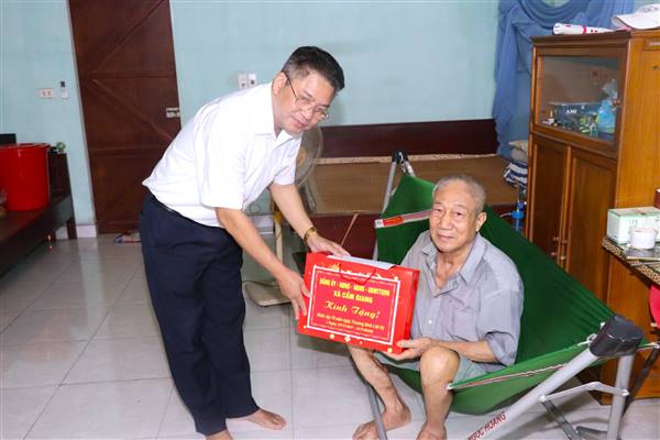 Đồng chí Phạm Văn Mạnh - Bí thư Đảng ủy, Chủ tịch HĐND xã Cẩm Giang thăm, tặng quà gia đình chính sách, người có công nhân dịp kỷ niệm 79 năm Ngày Thương binh - Liệt sĩ
