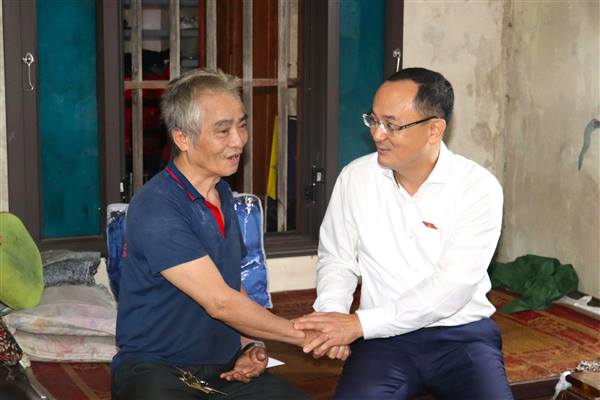 Đồng chí Nguyễn Ngọc Sơn, đại biểu quốc hội khóa XVI Thăm, tặng quà gia đình chính sách, người có công với cách mạng tại xã Cẩm Giang
