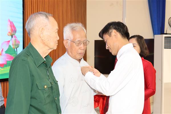 ĐẢNG BỘ XÃ CẨM GIANG TỔ CHỨC LỄ TRAO TẶNG HUY HIỆU ĐẢNG ĐỢT 2/9/2026