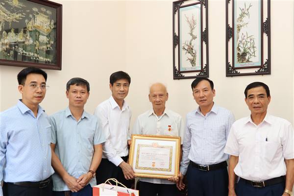 XÃ CẨM GIANG TRAO TẶNG HUY HIỆU ĐẢNG TẠI GIA ĐÌNH CÁC ĐẢNG VIÊN CAO TUỔI