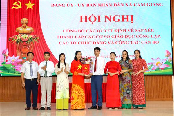 Xã Cẩm Giang tổ chức hội nghị công bố các quyết định về sắp xếp, thành lập các cơ sở giáo dục công lập, các tổ chức Đảng và công tác cán bộ